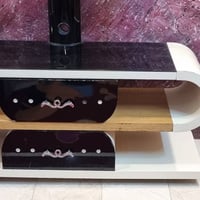 تخم ركن مع ميز تلفزيون بسعر 250 الف للشراء الاتصال على الرقم  07807853...