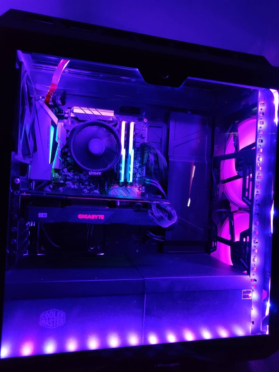 قطع pc للبيع بالاضافه للكيس و اكسسوارات 

............................................................................................
#الكيس
GPU: RTX 2070 super (Gigabyte gaming OC)
CPU: AMD Ryzen 5 3600X
Ram: Gyskill DDR4 2×8 GB٫ 3200MHz
MB: AsRock B450m steet lesgend
PowerSupply: Cooler master G700 Gold
SSD memory: WDC WDS 500GB
Master Case: cooler master H500P mesh ARGB
RGB Leds: strip lights
Wireless network Adapter: FENVi Wifi 6E, 6G and bluetooth

السعر: 950٫000
............................................................................................

#كروت شاشة 5070 مستخدمه شهور قليله
الاول: اكبر نسخة 5070 و هي MSI RTX 5070 SOC vangaurd 
السعر: 1٫150٫000IQD
الثاني: Asus Prime RTX 5070 OC
السعر: 1٫050٫000IQD
............................................................................................
#مذربورد DDR5, AM5
Gigabyte B650m DS3H
السعر: 190٫000IQD
............................................................................................
#اكسسوارات
سماعات 🎧: logetich G pro x 2 lightspeed wireless
السعر: 200,000IQD
............................................................................................
رقم التواصل للجادين فقط: ***********
العنوان: البصره
