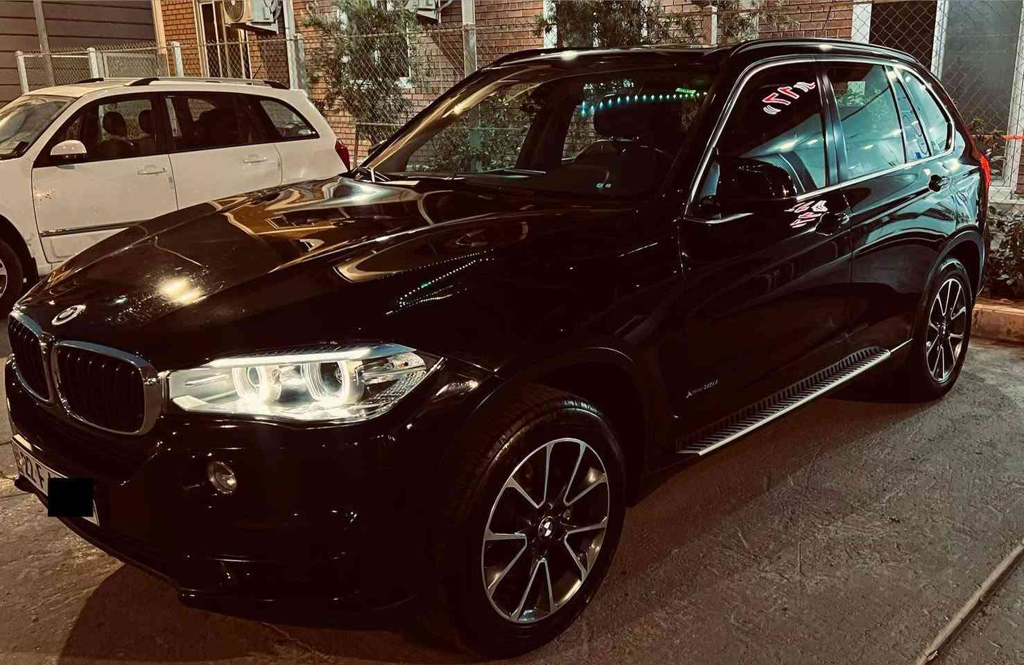 BMW X5 2018 –  حسب الرغبه وكالة العروش
للبيع او مراوس
الموقع: بغداد - حي الجامعه
 $السعر: 27500 

⸻

🔹 المواصفات العامة:

* الموديل: BMW X5
* السنة: 2018
* الوكالة: وكالة العروش 
* المحرك: 6 سلندر / V6
* السعة: 3.0 لتر
* القوة: ~ 340 حصان 
* نوع الدفع: دفع رباعي (xDrive)
* ناقل الحركة: أوتوماتيك 8 سرعات
* العداد: 297,000 كم
الكاميرا الخلفية
سقف بانورامي
صندوق كهربائي
التحكم على المنحدرات
كاميرا 360
فتحة السقف
بصمة
شاشة
التحكم التلقائي في درجة الحرارة
نظام بدء التشغيل
نظام فرملة الطوارئ
8 وسادة هوائية
المصابيح الأمامية ليد
مصابيح الليزر الأمامية
قفل مركزي للأبواب
مانع الانزلاق
عرض المعلومات على الزجاج الامامي
تدفئة مقود القيادة
لوحة قيادة رقمية
إنارة محيطية
التشغيل عن بعد
ABS
Drive
رادار
ستائر خلفية
كشافات ضباب
إضاءة ترحيب
إغلاق الأبواب الناعم
منقي هواء
التحكم الإلكتروني في الثبات
الضوء العالي التلقائي
المصابيح الأمامية التكيفية

‎🔹 الحالة:

* السيارة بحالة ممتازة
* صيانة دورية
* محافظة بشكل جيد (استخدام شخصي)
* كلين تاتيل بغداد, العراق


**إذا كنت صاحب هذا الإعلان وتريد حذفه لأي سبب، رجاءا أرسل رسالة إلى الدعم الفني**