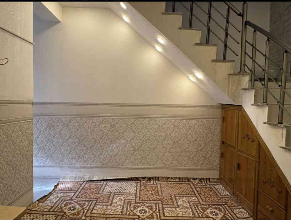 بيت  100 متر طابقين
حي الامام  
ابعاد البيت  الوجه 5 م
النزال. 20
رابع دار عن شارع حي الامام الرئيسي
بشارع كماليات ابو زينب 
الطابق الاول 
غرفه 4 في 5 
مطبخ 4 ونص 3 ونص
هول 5 في 4
استقبال 5 ونص في 3 ونص
حمام  1،5 في 2 م
حمام خارجي
الطابق الثاني 
غرفه 4 في 5
غرفه 5 في 4،5
هول كبير 
حمام  1،5 في 2
السعر 210 مليون وبي مجال 
للاستفسار الاتصال على. ***********
