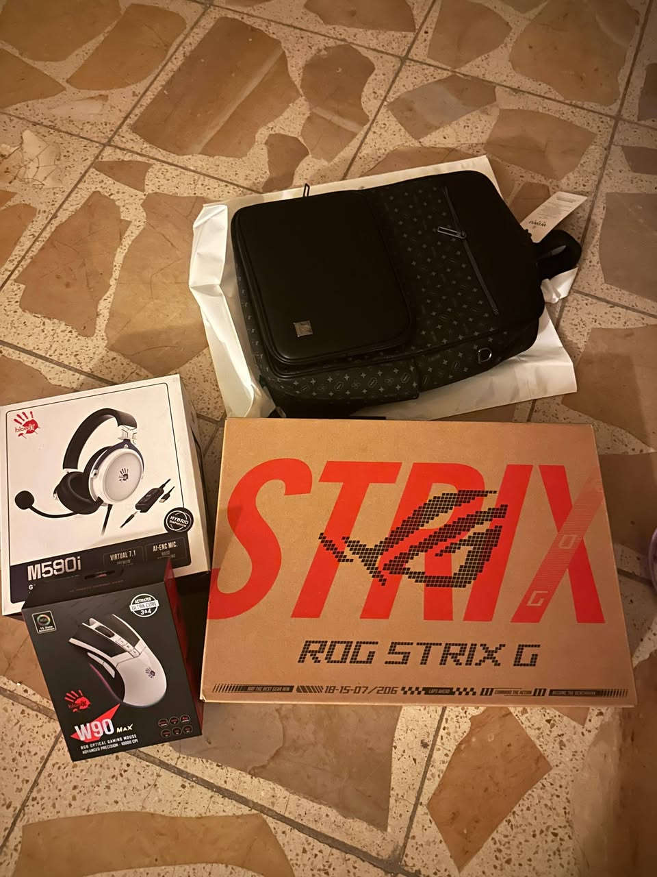 للبيع
ASUS ROG STRIX G16 

هو و الغراض اللي بالصورة 

استخدام قليل برامج تصميم

مواصفات :

Processor (CPU): Intel Core i7-14650HX
Graphics (GPU): NVIDIA GeForce RTX 5070 Laptop (8GB GDDR7, 115W)
Memory (RAM): 16GB DDR5-5600
Storage: 512GB PCIe 4.0 NVMe SSD
Display:16-inch IPS
1920 × 1200 (WUXGA, 16:10)
165Hz Refresh Rate
3ms Response Time
100% sRGB Color Gamut
Anti-Glare
Dolby Vision HDR

السعر: 2,000,000 د.ع


**إذا كنت صاحب هذا الإعلان وتريد حذفه لأي سبب، رجاءا أرسل رسالة إلى الدعم الفني**