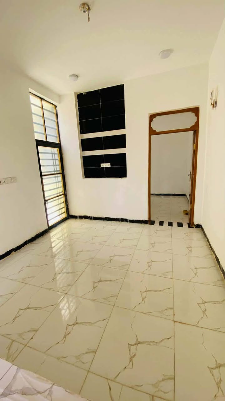 المساحه 50 متر للإيجار  نجف مقابل ملحق قرية الغدير
البيت جديد وجاهز 

بناء حديث
#ملاحظه البيت قريب لشارع الصب 
للاتصال   ***********
