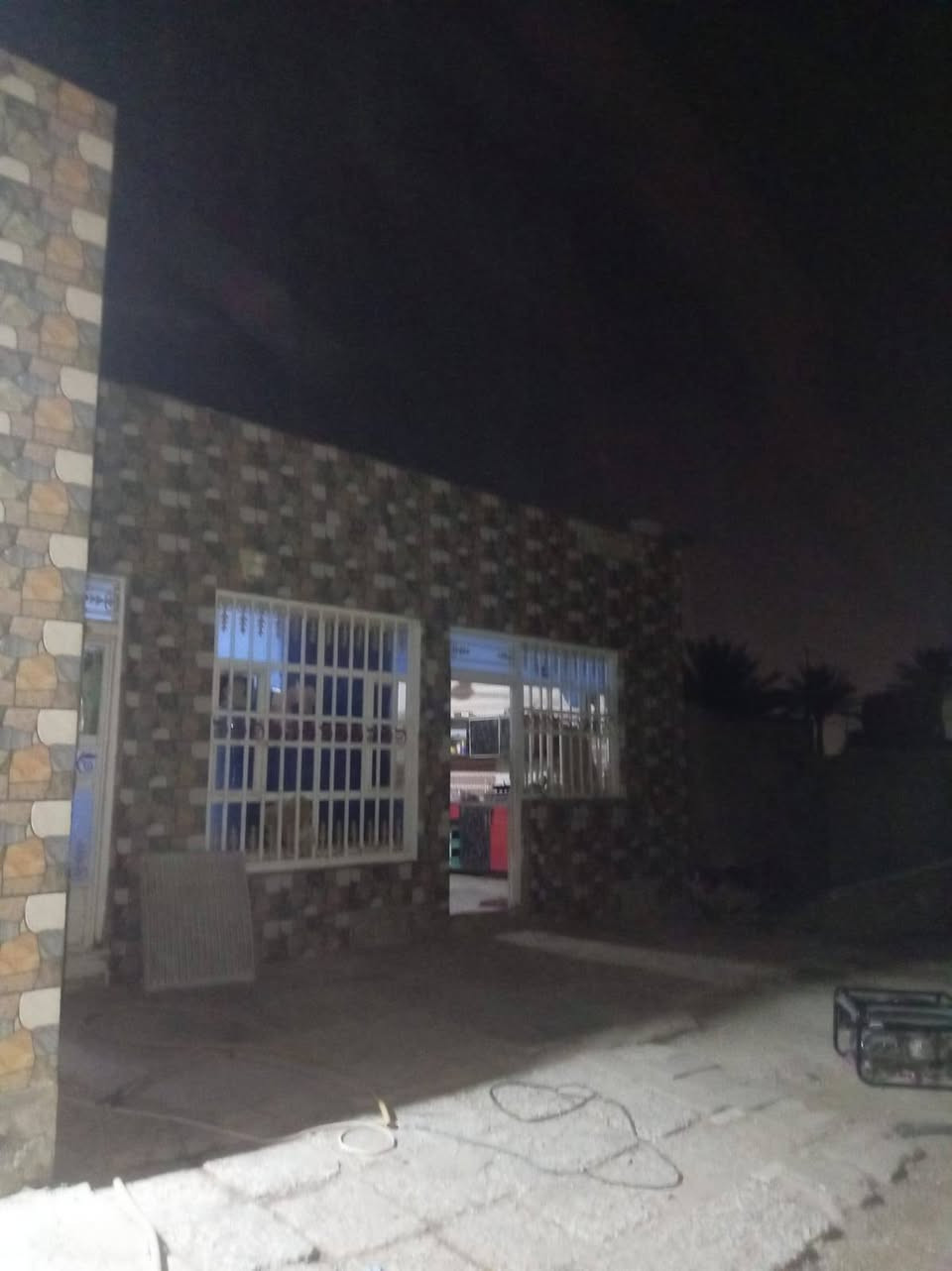 سلام عليكم بيت للبيع معه ارض  المساحه 900 متر عله طريق السنيه الدوانيه جهت الزوار يبعد عن شارع العام 75 متر يم عمود 706 كل الخدمات موجوده ثنين غرف وصاله ومطبخ واستقبال صحيات خارجه وداخليه ***********
