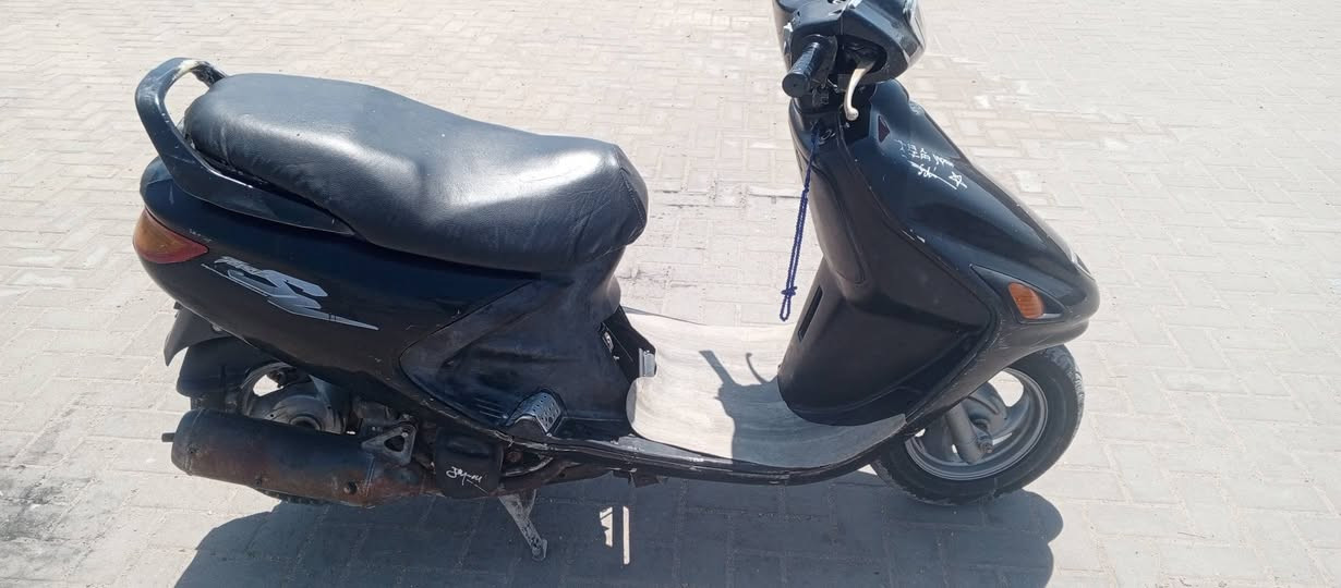 دراجه فراشه كلش نضيفه كهربائيات 
سلف هندر  مكينه ما مفتوح برغي
السعر 350 ربع ماذب عليه 
بصره حيانيه ***********
