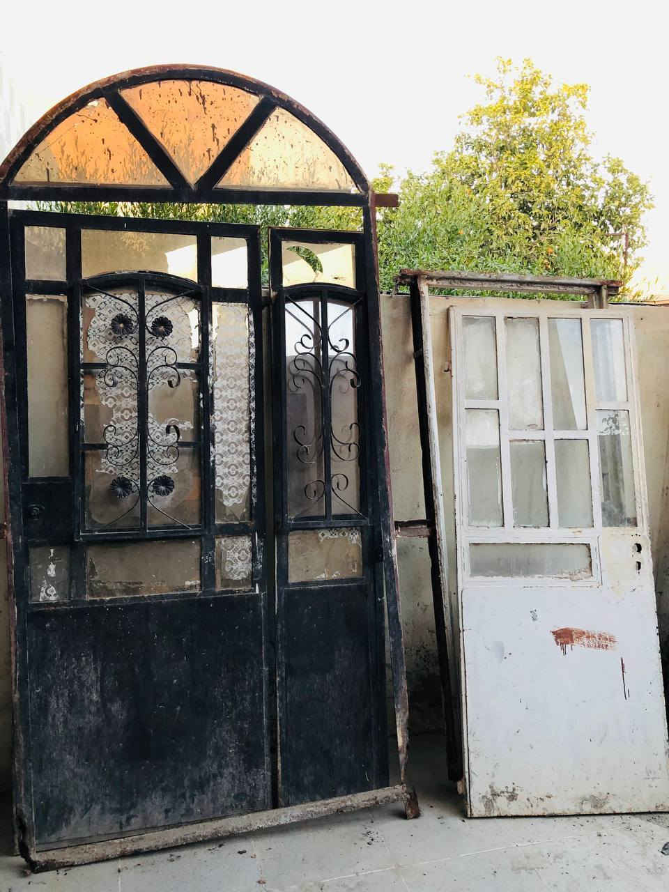 للبيع ثلاث أبواب حديد واثنين خشب ومحجر درج كلهن ب 300 ألف وبيهن مجال بسيط الخاص مفتوح +***********
