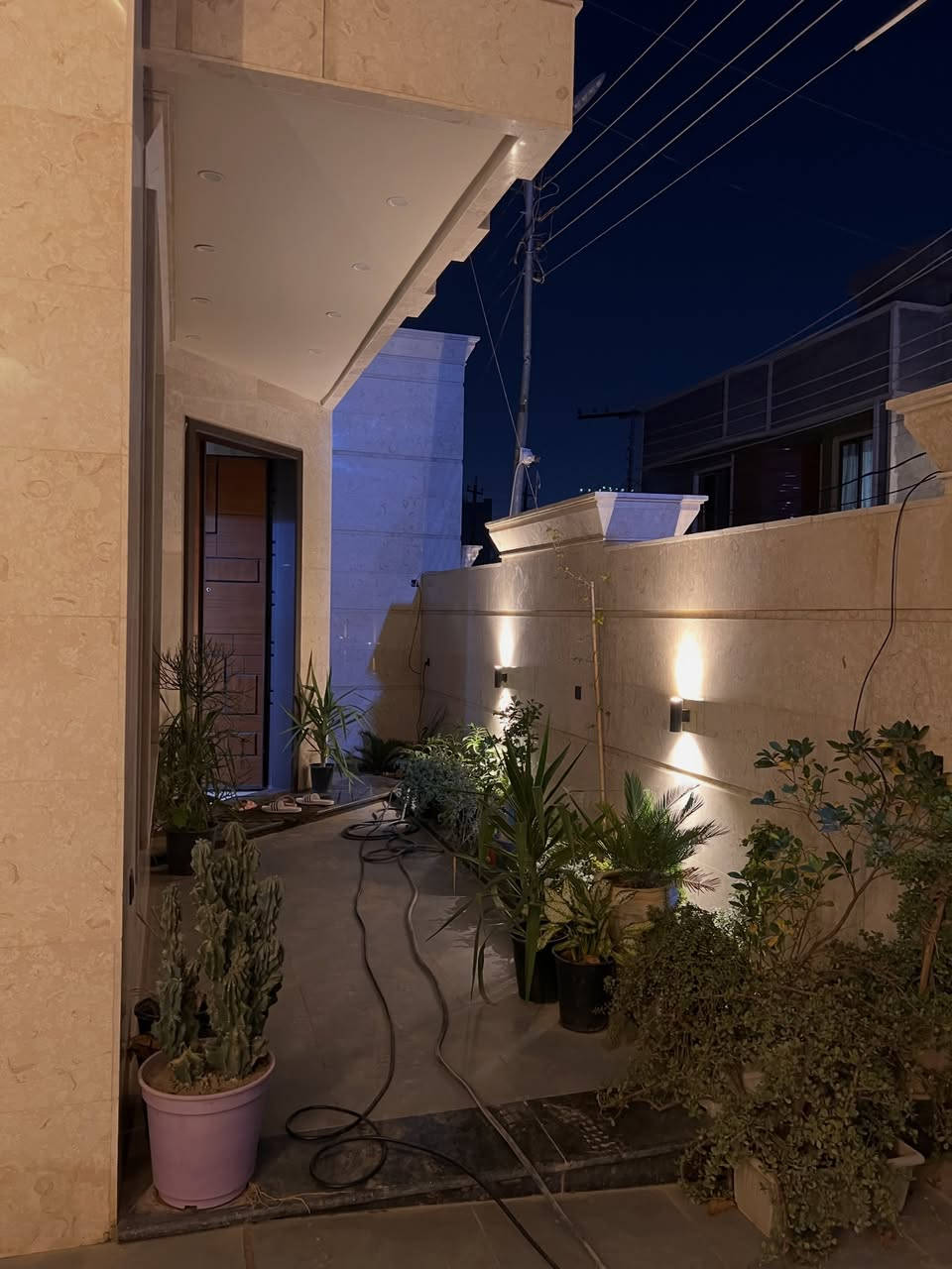 🔱بيت للإيجار موثث – الجادرية 🐋

قريب من فندق كورال بغداد في منطقة راقية من الجادرية 📍

📏 المساحة: 250 م²
📌 الواجهة: 10 م

⭕️ يحتوي على:
⭕️ 5 غرف نوم
⭕️ 4 غرف ماستر
⭕️ مجمع حمامات عدد 6
⭕️ صالة
⭕️ غرفة طعام
⭕️ هول
⭕️ مطبخ

🔹 الإيجار سنوي فقط

⭕️ السعر: اكتب يجك خاص

📞 للاستفسار
***********
***********
📲 يوجد واتساب

🟩 نستقبل جميع العروض والطلبات العقارية
🟩 تصوير احترافي وترويج

#بغداد
#المنصور
#الكرادة
#زيونة
#الجادرية
عقارات_الأكرم
