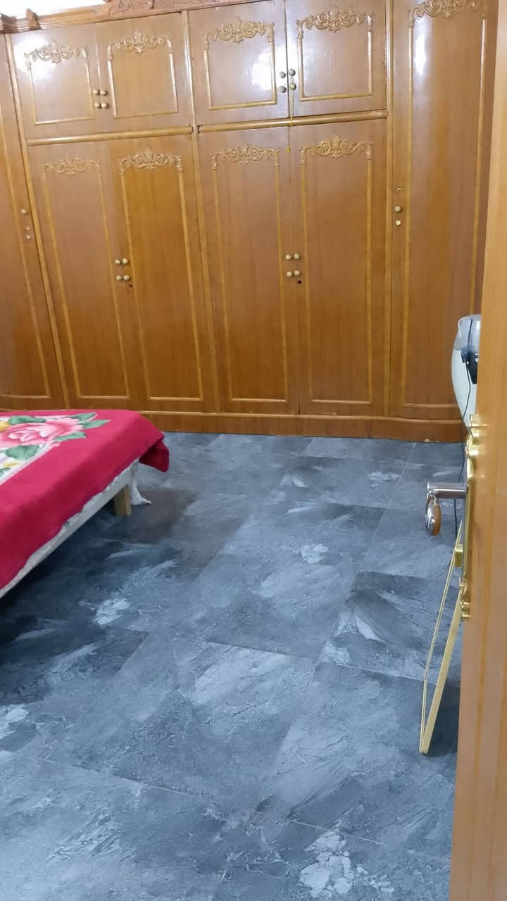 السلام عليكم بيت للبيع تجاوز المقلع قرب معمل الزيوت البيت متكون من غرفتين نوم وصاله ومطبخ سوا وحمام وترك وطرمه جبيره تكدرون تبنون بيها مطبخ بناء جديد 2025 الكاع بورسلين والسقف سندويش رايدي ب16وبي مجال خط وطني خط مولد وخط نت وكلشي متوفر بي للتواصل ***********
