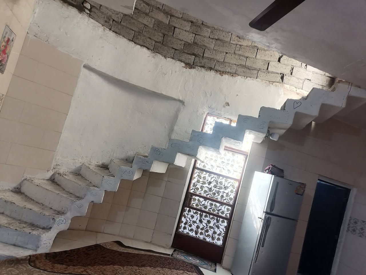 بيت للبيع في جسر ديالئ شارع المخازن بضهر سيد مجيد مساحته 250 تفاصيل أكثر تصل ***********
