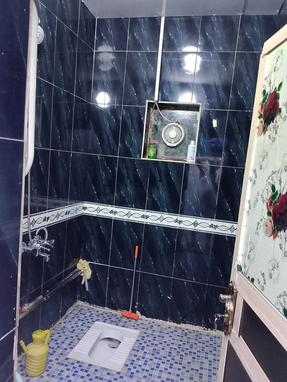 السلام عليكم 105وبي مجال مشتمل للبيع المساحة 50 متر 5*10 الموقع حي الجهاد الشارع المقابل مكتب الشارقة قرب مدرسة البيداء يتكون من استقبال مطبخ وخدمات والطابق الثاني 2غرفة وبيتونة وسطح علما البيت باسمي طابو صرف على العامرية مسلح للاتصال على الرقم ***********/ وتساب متوفر
