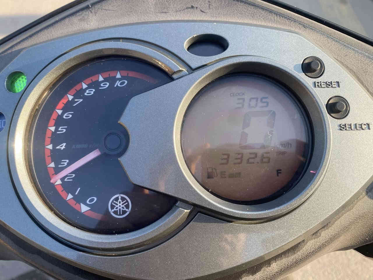 للبيع …دراجه سكنس فحل صارلها 3 اشهر تقريباً نزلتها رمبه كامله جاهزه اي نقص مابيها دراجه بلاديه فولل مكفوله كفاله عامه دهن جديد بانزين بس محسن الدراجه ماشيه 19 الف اوراقها اصوليه موجوده الشراي فقط السعر قيم واخذ اني منزلها ب 1.100.000 
للاتصال ***********
