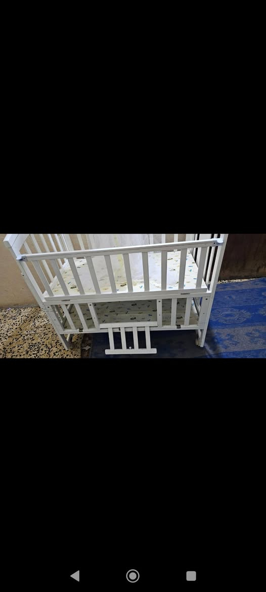 سرير طفل حديث ولاده  الى عمر ٦ سنوات مع ناموسيه ويتحول من مهد الى عجلات
مستخدم لمده شهر
السعر ١١٠
***********
