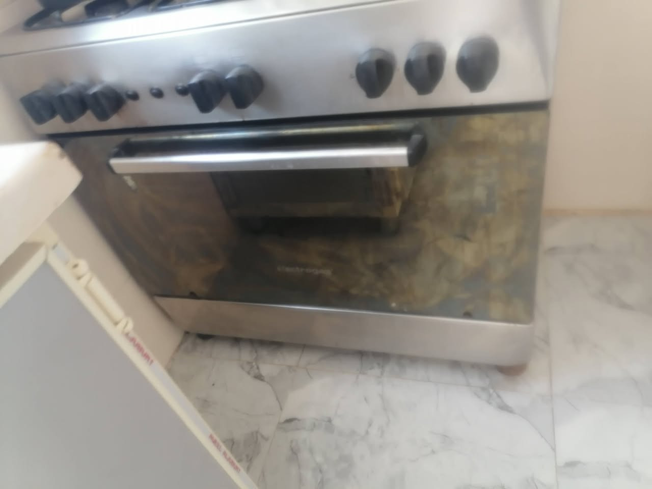 السلام عليكم طباخ ابو خمس عيون حجم كبير و ثلاجه حجم كبير السعر ثلاجه 175 وطباخ 175 مكاني بابل شارع 80 للاستفسار ***********
