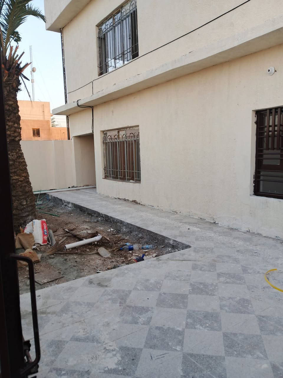 يوجد لدينا بيت قاطين في منطقة سيف سعد الغالبيه مساحه 187 متر ملك صرف ركن مربع يحتوي على استقبال ومطبخ وصاله وصيحات داخليه فوك 3 غرف بيت على ساحة يعني كدام البيت ساحة تشجير السعر 70 ؤبيه مجال للشراي ***********
