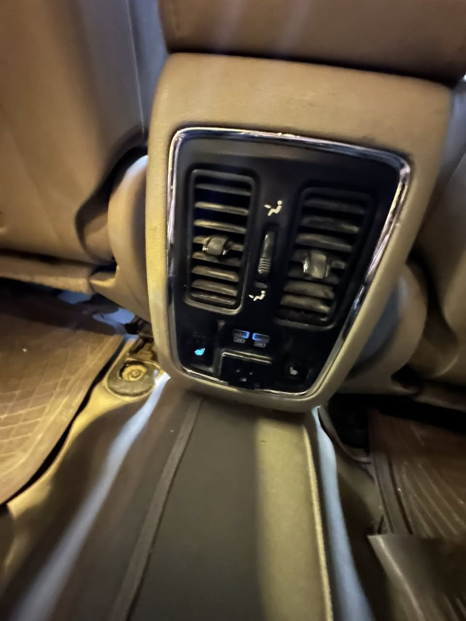 سلام عليكم
دوج دورنكو 2017 اصل فول مواصفات الستايدل فول السياره معروفه مواصفاتها ستيرن كهرباء فتحه حساسات امامي خلفي كشنات خزن ميموري كشنات تدفئه تبريد وبيها نضام اوتو هولد تقليل صرف البانزين سبعه راكب كشنات ملكي vip تلث قطع تبريد اشاير بل مري لد حاجب نضام سبورت نضام eco  السياره مبدليلها بساتم 2014 سبب البانزين السياره كفاله داخله تقرير غرق بيها بارد اب خشم البنيد السياره مكانها ناصريه مركز سعرها 240 وبيها مجال بصيط كلش 

للتواصل ***********
