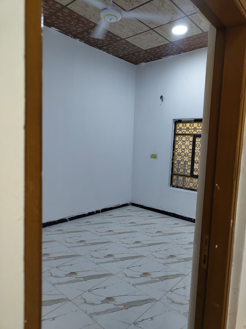 100م للبيع يحتوي ثلاث غرف 10X10 بمكان راقي على شارع تبليط بين الفيروزيه والصقر  يبعد نص كيلو عن الاربع سايدات والبيت بناء شخصي ونضيف كلش وسعره ب63 وبي مجال    ***********
