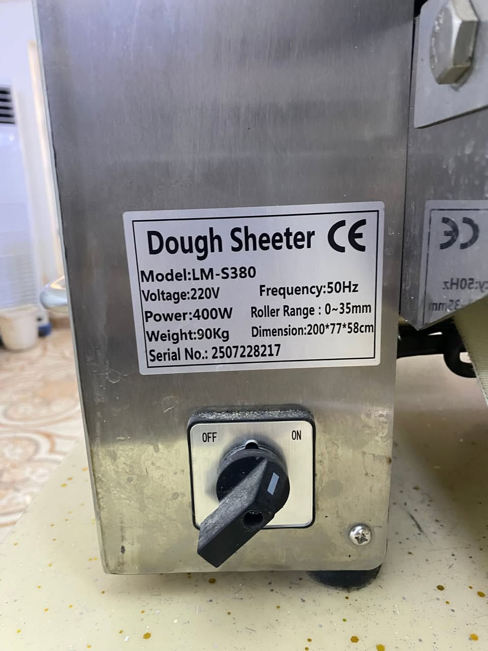 • السلام عليكم ورحمة الله وبركاته..

• للبيع فردة عجين (Dough Sheeter) منضدية، ستانلس ستيل بالكامل، جديدة غير مستعملة . مال شغل معجنات، كيك، وكرواسون.

• المواصفات:
• الموديل: LM-S380 (حجم منضدي ممتاز ما يأخذ مساحة بالمطبخ).

• التحكم بالسمك: قياس الفرد دقيق جداً يتحكم بسمك العجينة من (0 إلى 35 ملم) حسب الرغبة.

• الكهرباء: اقتصادية جداً (400 واط) وتشتغل على نظام 220 فولت (تشتغل على المولد عالي العال).

• النظافة والأمان: الحزام الناقل نظيف جداً ومحافظ عليه مثل ما واضح بالصور، والجهاز مجهز بزر التوقف الاضطراري للأمان (Emergency Stop).

 الوزن والأبعاد: وزن الجهاز 90 كيلو غرام (حديد ثقيل ورصين لمنع الاهتزاز أثناء الفرد)، وأبعادها ملمومة وعملية (200x77x58 سم ).

• الفردة كاملة ومكملة وشغالة فحص وتجربة

• السعر: [2,500,000 دينار]
• المكان : [الفلوجة/ الانبار]
• للاتصال والاستفسار: [***********] اتصال او واتساب
