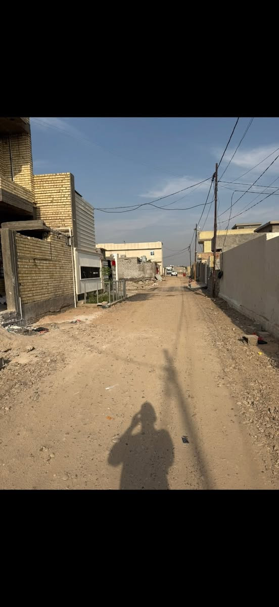 سلام عليكم
بيت للبيع المساحه ١٠٠ متر طابو سند ٢٥ 
البيت بناء جديد طابوك قاطين 
يتكون من غرفتين صحيات فوك جوه استقبال مطبخ حار بارد 
كله سيراميك ومرمر بيت جاهز العنوان ابو عظام 
***********
