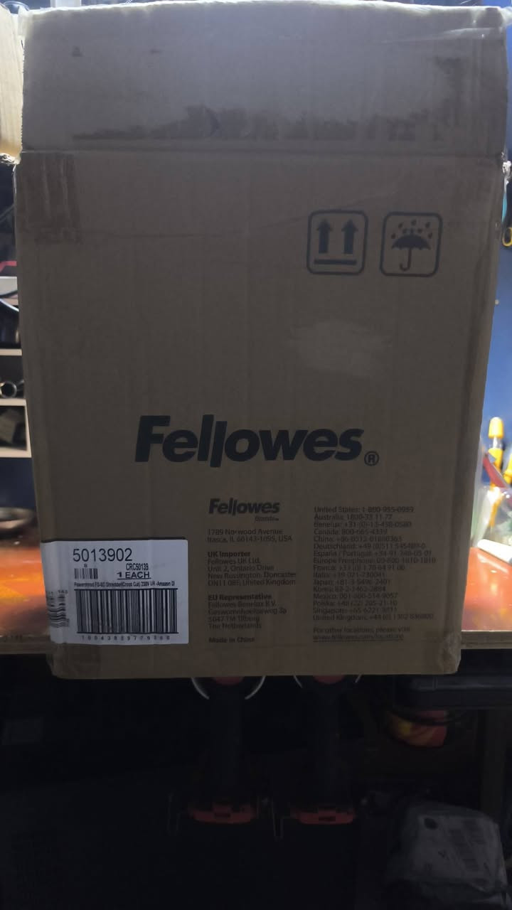 تالفة ورق حجم 7 لتر ماركة Fellowes مستخدم نظيفة شرط الشغل  تواصل خاص او واتساب ***********
