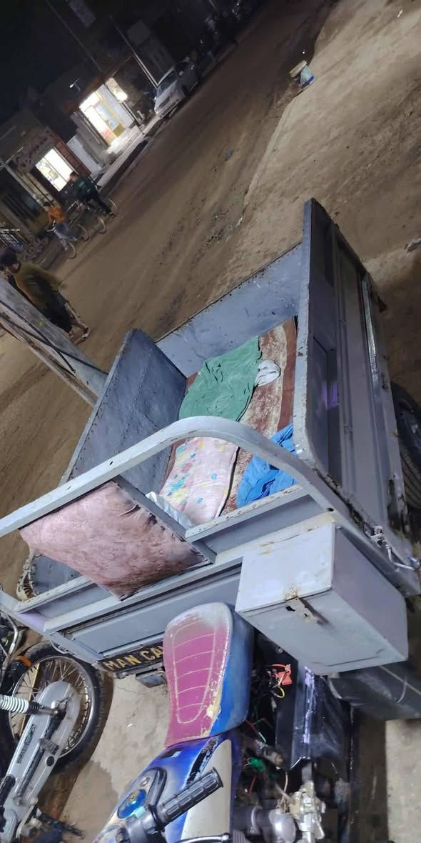 جمره.  17.  أوراق كامله
كهربائيات كامله  تعال افحص وشوف سعر تعال خاص او خابر وتدلل مستعجل على بيعتها
***********

مكان سوق الشيوخ طريق الحسائيه شارع الشهيد حسن نصر الله
