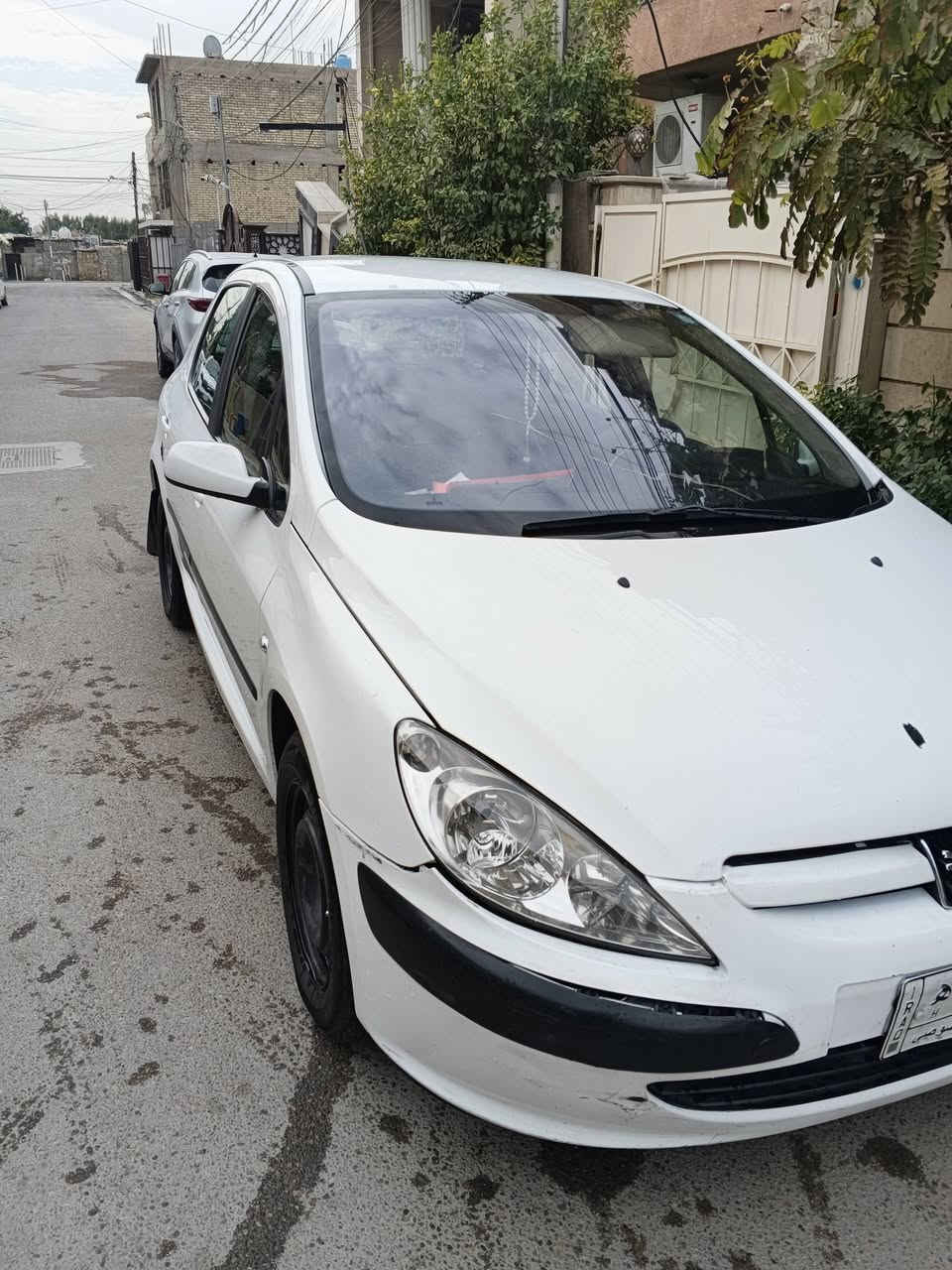 السلام عليكم عندي سياره بيجو 307 موديل 2004 لون ابيض السياره بلاديه بيها صبغ جوه قبغ البانزين كير ومكينه مضبوطات وتبريد ثلج وبيها تخم تاير الاماميات جدد والخلفيات زينات وبسم اقاربي واني اتعهد بالتحويل سعرها 55 ورقة وهاي صورها ورقمي هذا حتى بي واتساب *********** وبيها مجال يعني مو قفل 55 ورقه
