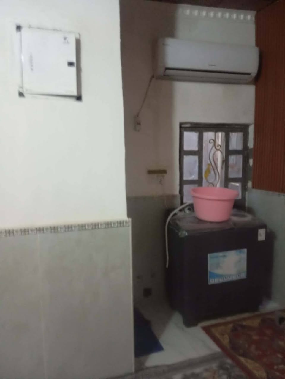 سلام عليكم
بيت زراعي 150 متر يتكون من غرفتين نوم وصاله وحمامات
رباط كونكريت سقف عكاده جديد بناء بلوك وبراني كامله عوزه فقط بياض مكان بيت سكك قرب سواق البصره يبعد عن سكك 300 متر كافة خدمات 
السعر 40 وبي مجال بسيط الاستفسار اكثر اتصل
***********
