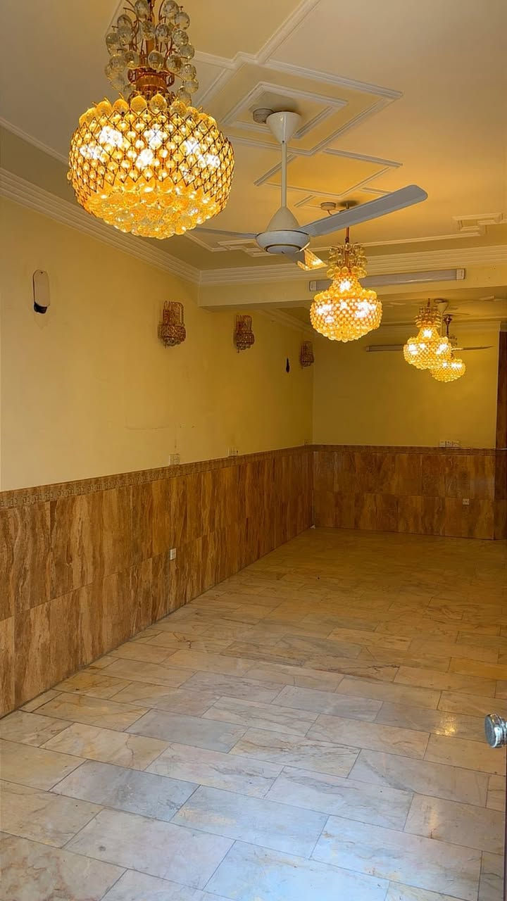 سلام عليكم بيت الجار منطقت البياع مقابيل معارض عله شارع مساحته 125 البيت زيروه فووووو من كلشي جاهز كلشي مناقصه الستفسار ***********
