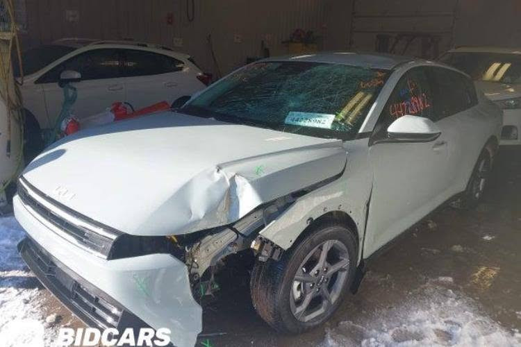 كي فور موديل 25 ماشيه 2000 زيرو بدون ايرباك حادثها مثل ما واضح بالصور 20 يوم وتنزل للحره السعر 115 بعمان وبيها مجال بسيط الشراي يتواصل مع الرقم *********** مكتب الموده للمزادات الامريكيه بغداد, العراق
