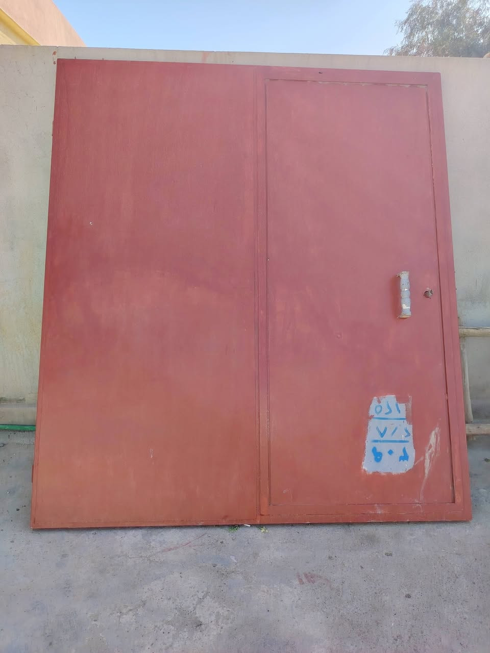متوفر باب حديد ثقيل الطول ٣ أمتار ونصف الارتفاع ٢متر السعر ٤٠٠ وبي مجال المكان الموصل الشلالات***********
