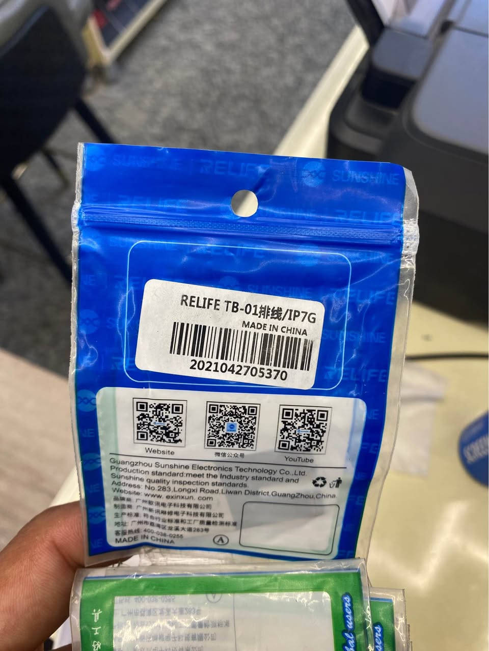 لسلام عليكم ورحمة الله 
للبيع 
جهاز فحص شاشات متعدد الوظائف 
 الموديل: TB-01 Ultra من شركة RELIFE 
يُستخدم لاختبار وفحص جودة شاشات العرض (LCD/OLED)، وظائف اللمس، السطوع، والألوان قبل تركيبها.
  يحتوي على أزرار للتحكم بالسطوع والصفحات والوضع  مع شاشة صغيرة مدمجة لعرض نتائج الفحص. نقل معلومات الشاشات قراءة وكتابة يدعم الايفون من 7 الى 14 بلاس فلاتات كاملة يساعد الي يستبدل كلاس مثلا يكدر يفحص بي الشاشة اثناء العمل ويدعم اجهزة الاندرويد موجودات الفلاتات تشتريهن وتركب علي مباشر 
مستخدم شي قليل نظافة 100‎%‎ 
السعر300 الف للتواصل *********** يتوفر توصيل بغداد, العراق
