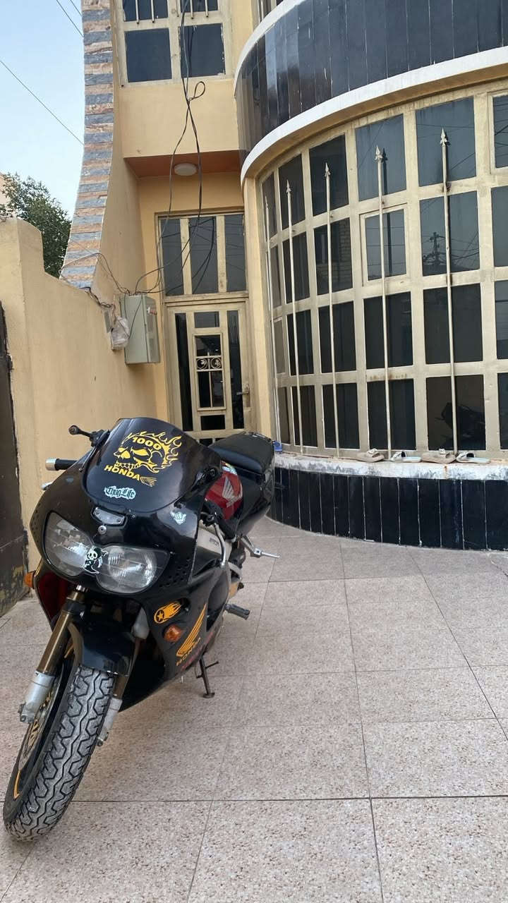 المو شراي لا يشوفني وجه احسن من مازعله السلام عليكم  هوندا CBR 919 السرعه 300  الموديل 2005  اوراق كامله  الدراجه جديده جديده  محرك مكفول  عقل مبرمج طلقات  باتري جديد  كهربائيات كامله  عليها اكزوز من ارفخم الاكزوزات. SC منضومه زينون اماميه  تخم اشاير ابو اللد  عدادات كلها شغاله  زوج تايرات جدد  بريكات امامي خلفي مضبوط بلكات NGK تخم  مري بلاديه كاربون فايبر جدد  مكانها الفلوجه  السعر خاص ماريد يكسرون سعرها ولد الحرام البعض للاستفسار *********** واتساب فقط ماسنجر متواجد
