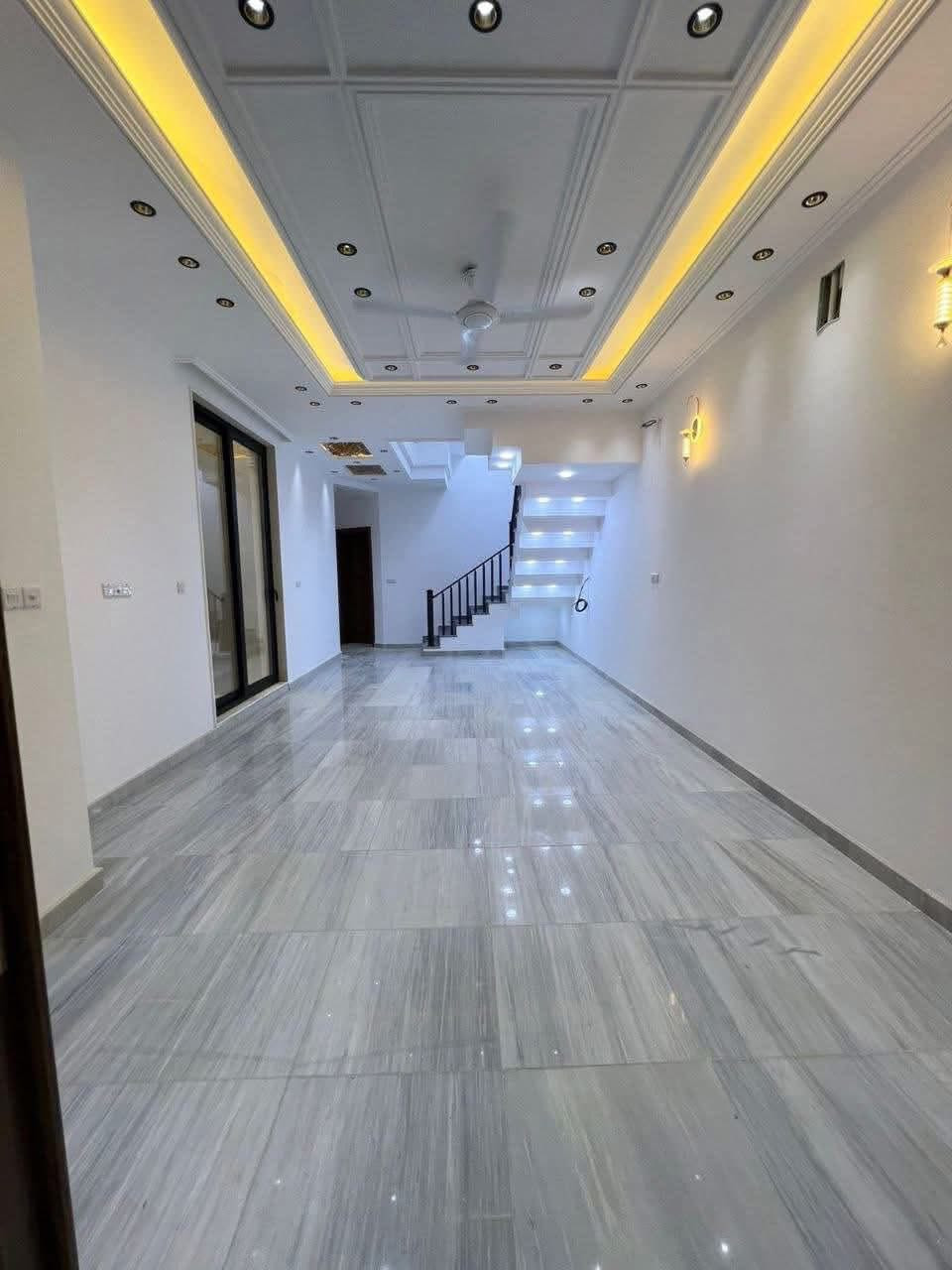 يوجد دار للبيع  في زيونه 
مساحه ٢٢٠متر واجها 7.5 نزال 30
درجه أولى مودرن
 5 غرف نوم مع سويتات 
صالات ٢ 
مطابخ حار وبارد مناور 
كراج كبير 
جاهز لسكن مربع سكني هادء 
للاستفسار ***********
محمد الشمري للعقار
