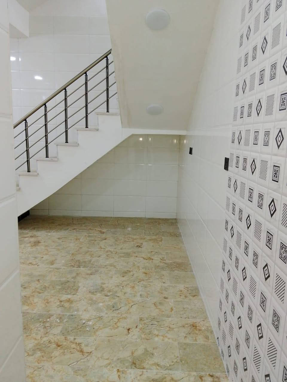 السلام عليكم...  بيت للبيع منطقه الشعب شارع عدن قرب العياده الشعبيه بناء حديث درجه اولى تسليم مفتاح مساحه 100م. واجهه 5م نزال 20م طرمه حمام خارجي مدخلين استقبال مطبخ خدمات منور 3 غرف نوم  استفسار مكتب الشعب للعقار بادره ابو عسل *********** وتساب *********** اتصال
