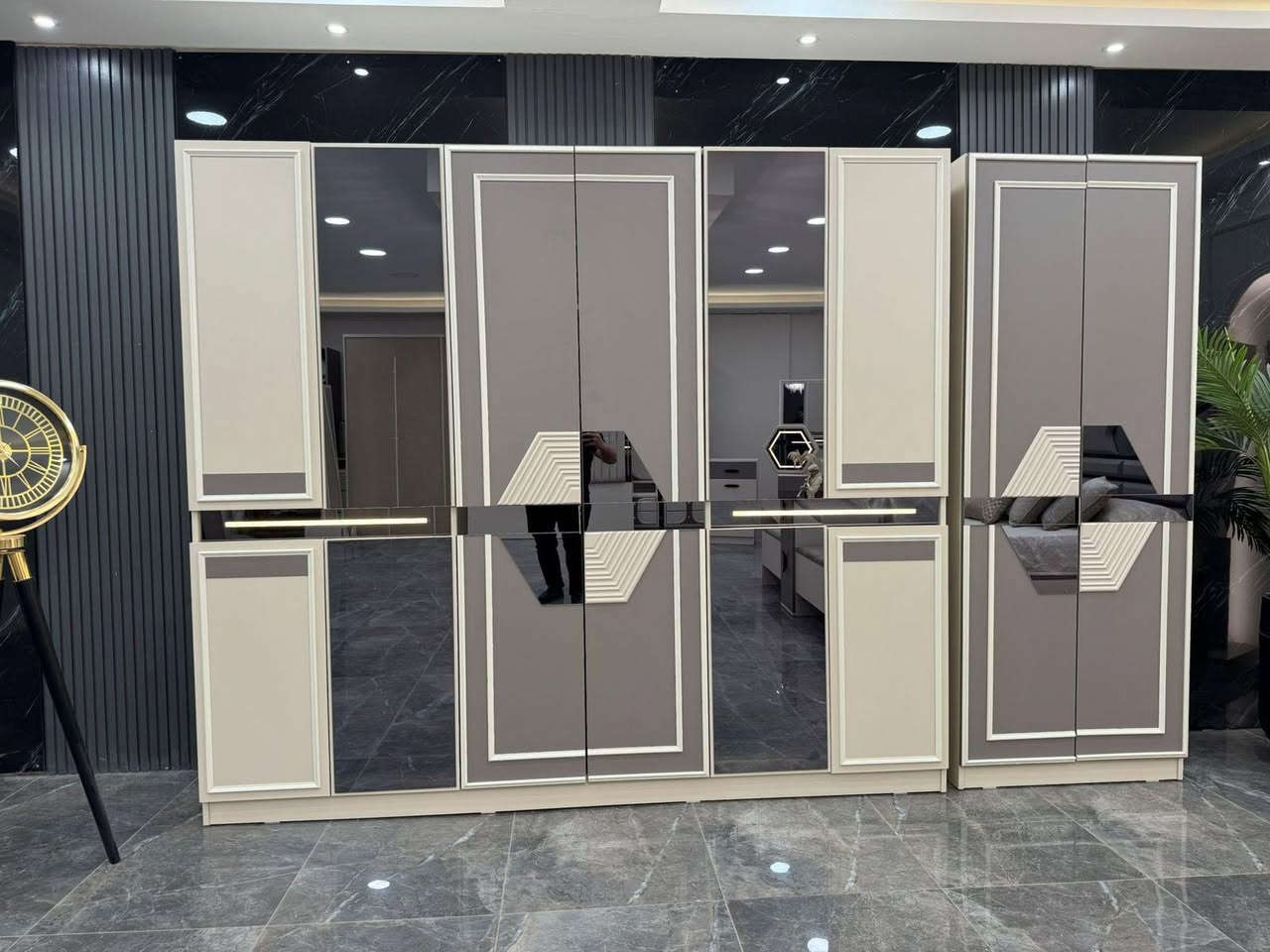 ✨ أناقة مودرن بتفاصيل تخطف النظر ✨عروض العيد 

موديل  موتلو  المودرن 🤍

▫️ 10 قطع
▫️ كنتور ملحق 335
▫️ ضهر بلوك
▫️ برغي وچوي حديد
▫️ سرير مخزن
▫️ شغل درجة أولى ✨

💫 تصميم راقي يجمع بين الفخامة والراحة ليكمل جمال غرفتك

📩 راسلوا الصفحة أو تواصلوا عبر الرقم:
📱 ***********
(يتوفر واتساب لخدمتكم
