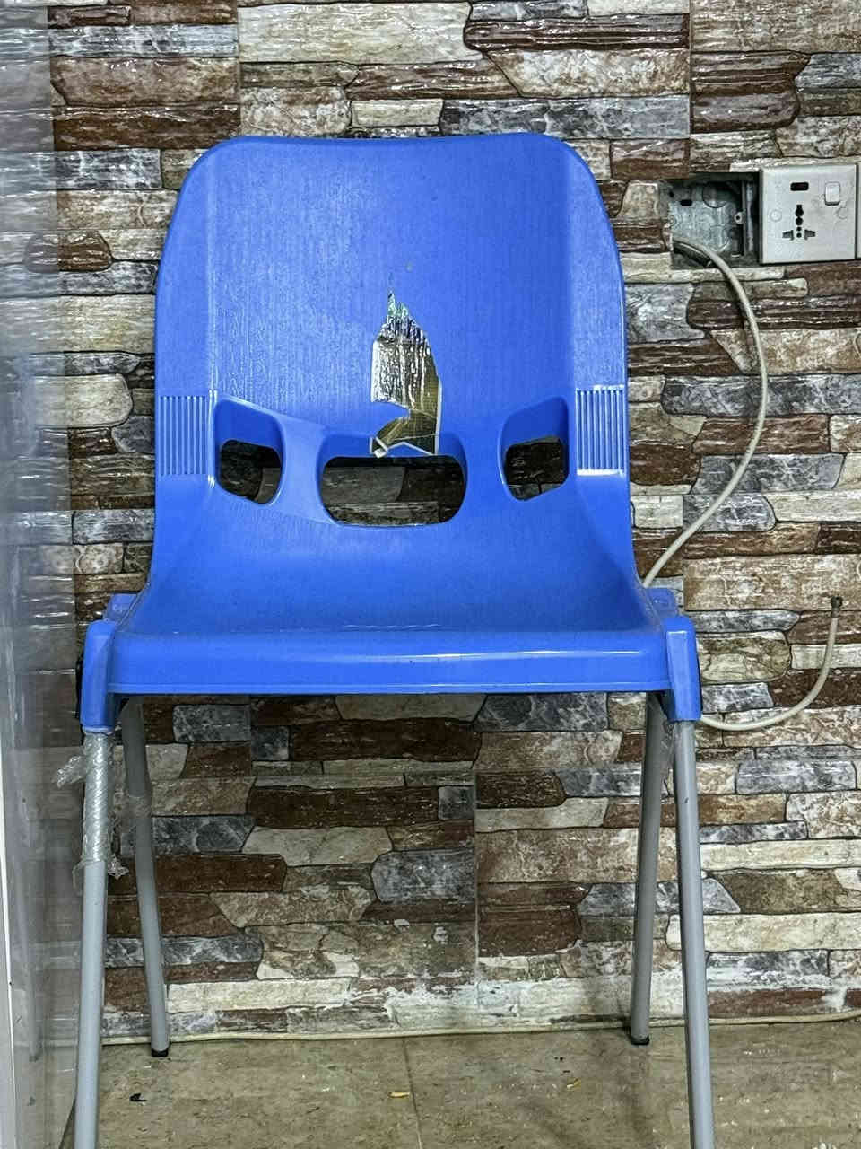 السلام عليكم غراض بيت للبيع كلمن و سعره للاستفسار اكثر للاتصال على رقم ***********
