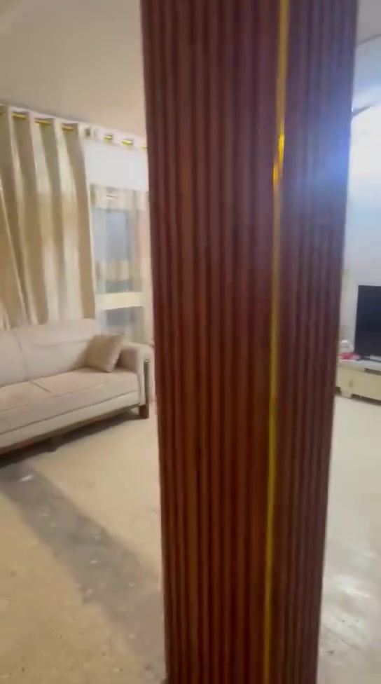 شقه للبيع كلش حلوه ونضيفه. .مجمع العزاب عماره 11طابق ثالث تحتوي شقه على 4غرف. مثل ما موجود بالفيديو 
تواصل على هذا رقم ***********
