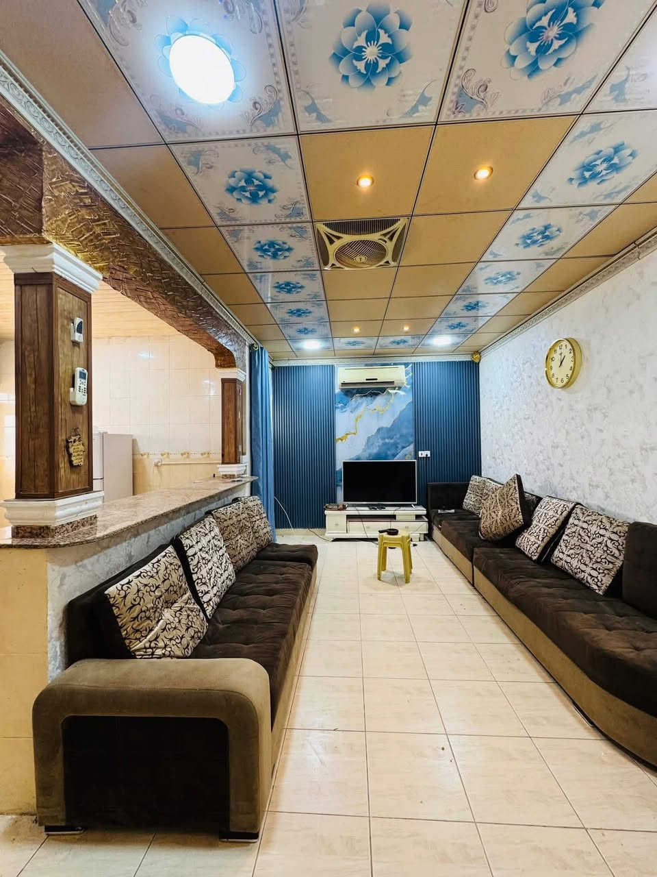 دار للبيع موثث في أربيل مجمع هةولير ستي  
200م - مقابل ساحة
طابق واحد
غرفتين نوم
استقبال
هول 
مطبخ
حديقة وكراج 
..............................................................

*********** 

***********0
