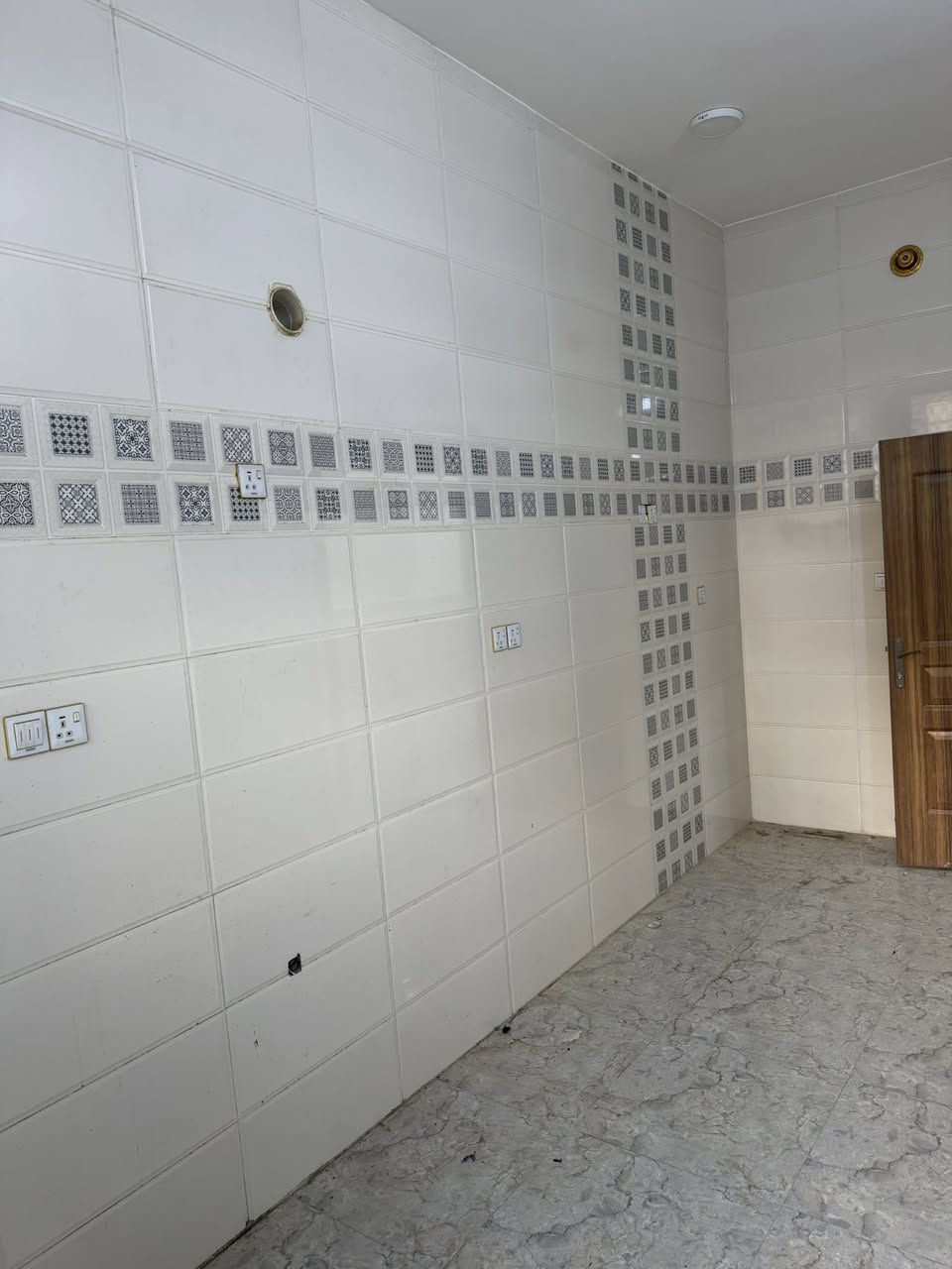 بيت للايجار في منطقة ال٢١ نهاية شارع بيوت البرديني مشتمل بناء جديد السعر ٣٠٠ الف ***********
