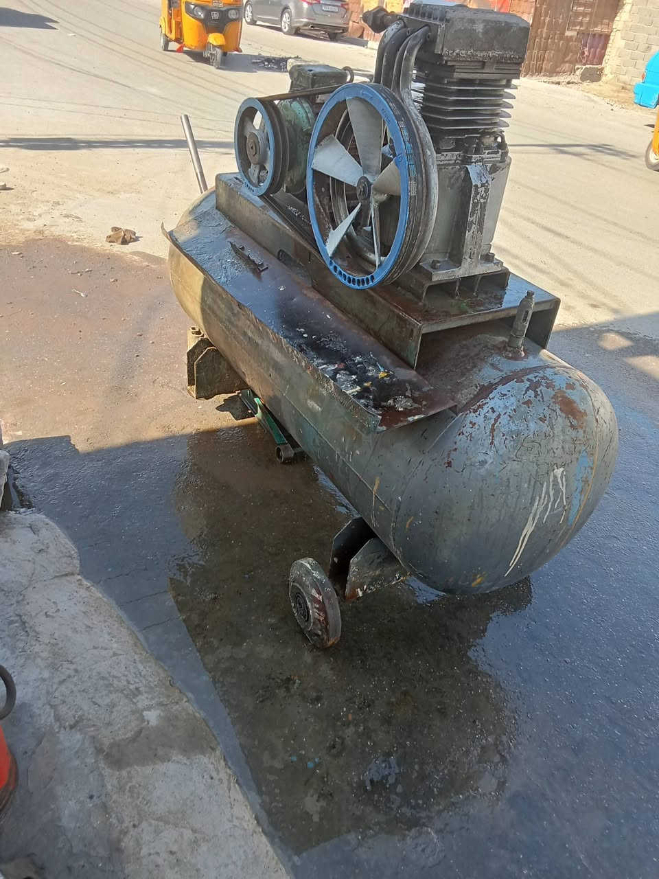 سلام عليكم كمبريسر تريفيز
نضيف لبيع عنون بغداد البلديات 
***********
