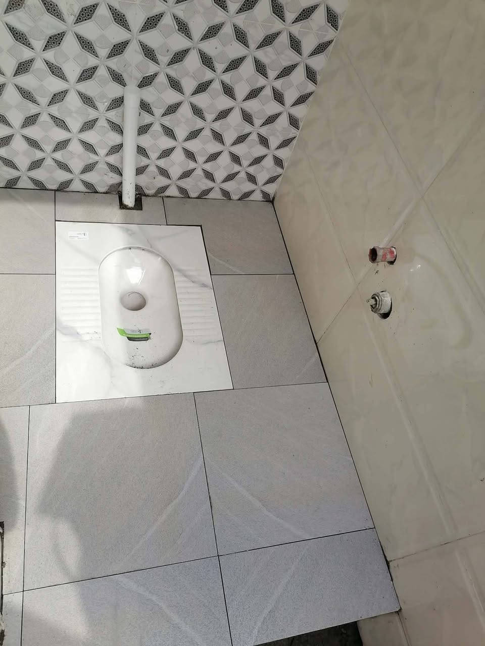 خلفه سيراميك جدران وارضيه متفرغ حالين ***********
