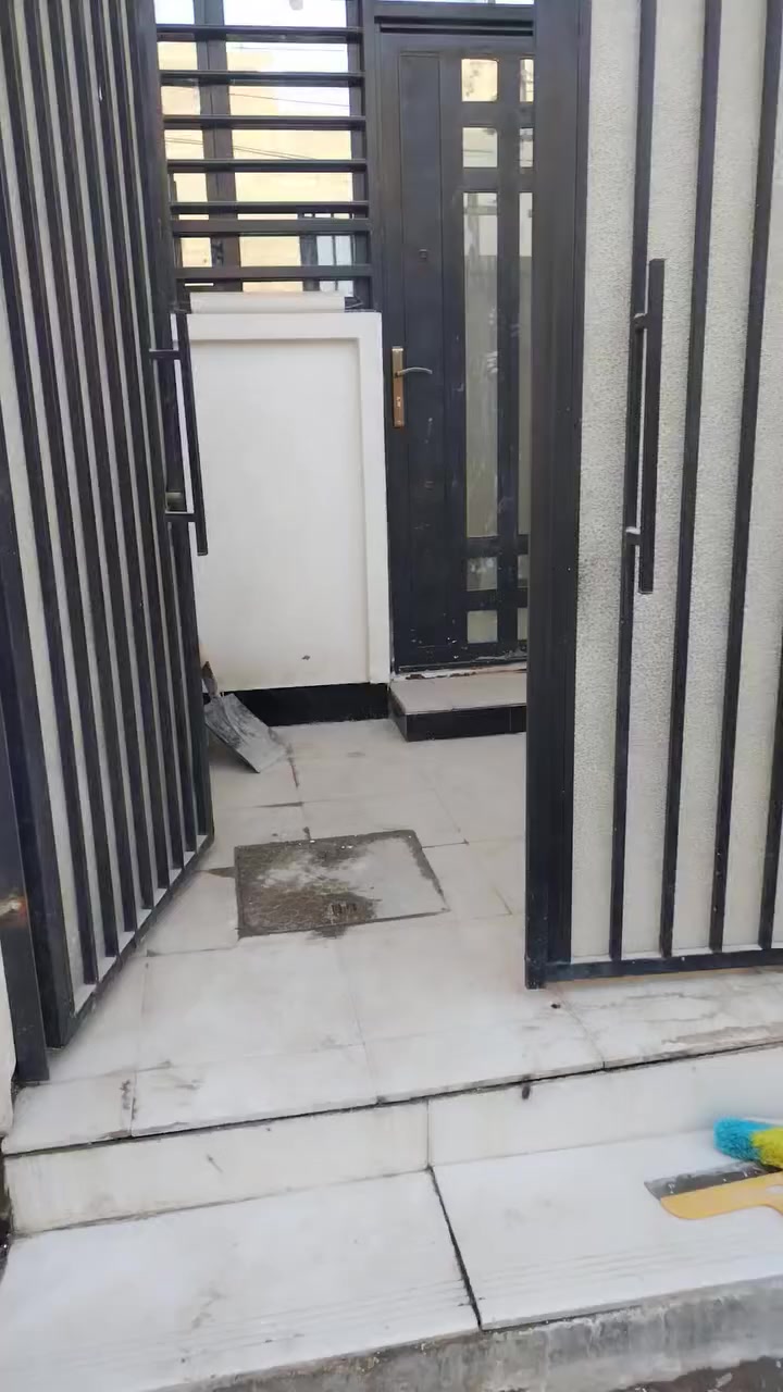 السلام عليكم
بيت ٧٥متر للبيع واجهة ٦م بناء حديث غير مسكون  طابقين يقع خلف كلية الفرابي شارع الجنابي عالتجاري شارع عرض ١٠م للاستفسار *********** او ***********
