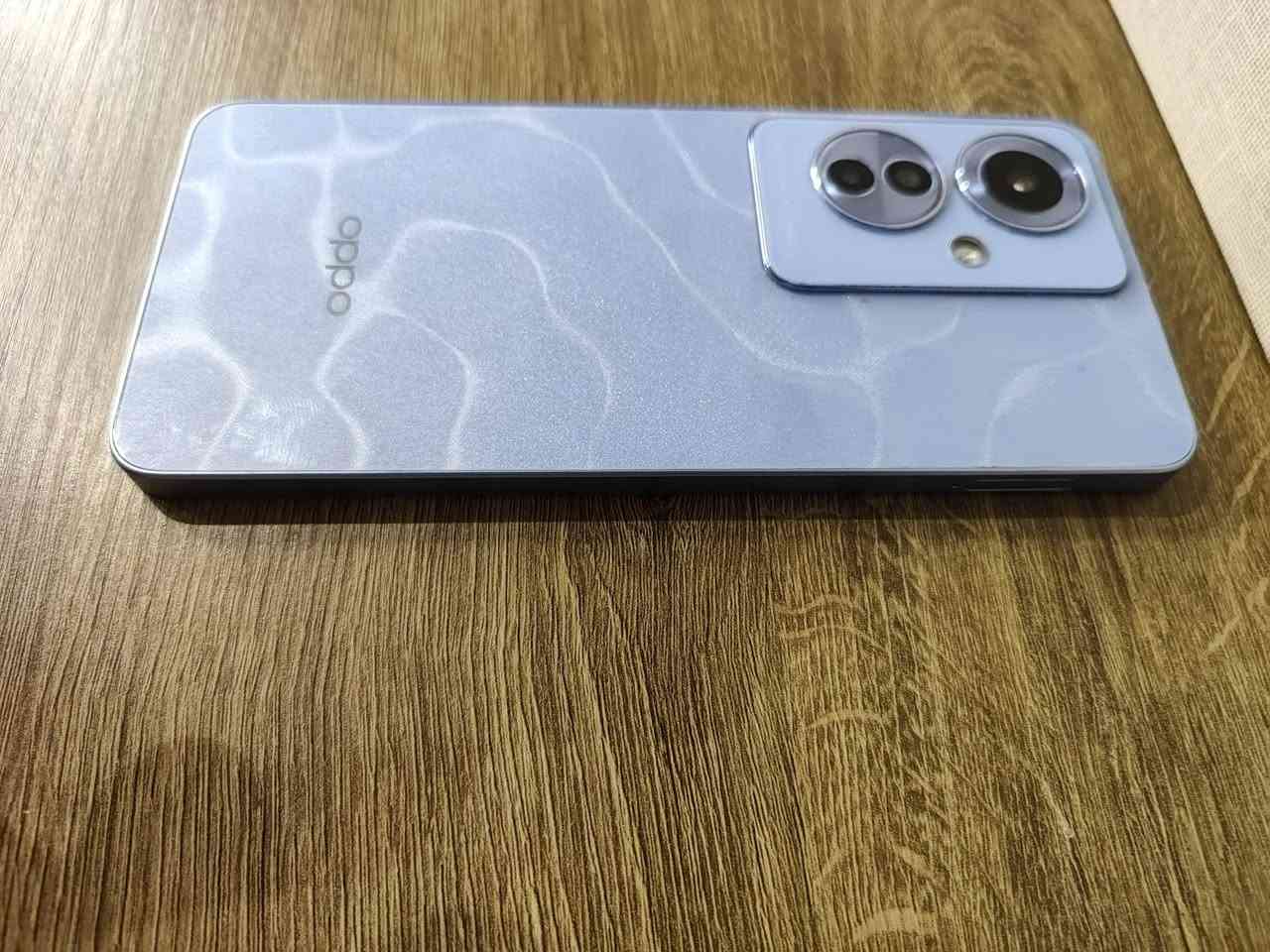الجهاز الظاهر في الصور هو هاتف OPPO Reno11 F 5G (باللون الأزرق المميز بنقشة تموجات المياه الأنيقة).
الجهاز الظاهر في الصور هو هاتف OPPO Reno11 F 5G (باللون الأزرق المميز بنقشة تموجات المياه الأنيقة).
إليك أهم وأبرز مواصفات هذا الجهاز بالتفصيل بناءً على ما يظهر في شاشة معلومات الهاتف والصور الأخرى:
📱 المواصفات التقنية الرئيسية
الشاشة: شاشة كبيرة بحجم 6.7 بوصة (من نوع AMOLED تدعم ألواناً ممتازة وتأتي بحواف نحيفة جداً).
المعالج: من نوع MediaTek Dimensity 7050، وهو معالج قوي يدعم شبكات الجيل الخامس 5G ويقدم أداءً ممتازاً وسلساً في الألعاب والمهام اليومية.
التخزين والذاكرة:
مساحة التخزين الداخلية: 256 جيجابايت (تتيح لك حفظ آلاف الصور والفيديوهات).
الذاكرة العشوائية (RAM): 8 جيجابايت، مع ميزة توسيع الذاكرة افتراضياً بإضافة 4 جيجابايت إضافية لتعزيز الأداء أثناء فتح تطبيقات متعددة.
البطارية: سعة ضخمة تصل إلى 5000 مللي أمبير، وتدعم الشحن السريع جداً (بقوة 67 واط بتقنية SUPERVOOC).
📸 منظومة الكاميرات
الكاميرات الخلفية (ثلاثية):
الرئيسية: بدقة 64 ميجابكسل لالتقاط صور عالية الدقة والتفاصيل.
الزاوية الواسعة جداً (Ultra-Wide): بدقة 8 ميجابكسل لتصوير المناظر الطبيعية والمجموعات.
الماكرو (تصوير الأشياء القريبة جداً): بدقة 2 ميجابكسل.
الكاميرا الأمامية (السيلفي): ممتازة جداً بدقة 32 ميجابكسل لتقديم صور سيلفي واضحة ونقية.
⚙️ نظام التشغيل والتصميم
واجهة التشغيل: يعمل بنظام ColorOS 14.0 المبني على نظام أندرويد، وهي واجهة سلسة، سريعة، وتحتوي على ميزات ذكاء اصطناعي ذكية.
التصميم: يتميز بظهر ذي مظهر مائي متلألئ (يعرف بتصميم الجسيمات المغناطيسية) مع إطار مسطح مريح لليد، ومقاومة جيدة لقطرات الماء والغبار بمعيار IP65.
سلسة (Smooth): تتيح لك اختيار معدل إطارات قوي جداً (Extreme) للعب بسلاسة تامة وثبات عند 60 إطاراً (60 FPS). سعره 190 وبي مجال . ***********
