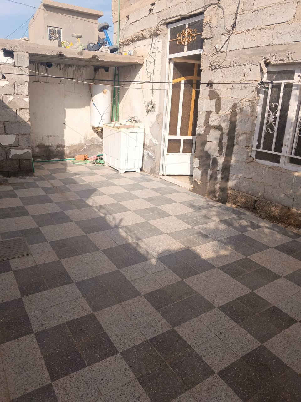 بيت للبيع في الخماس قريب شارع الرسول مساحه 90متر مربع السعر 12مليون و بي مجال الاتصال على رقم ***********
