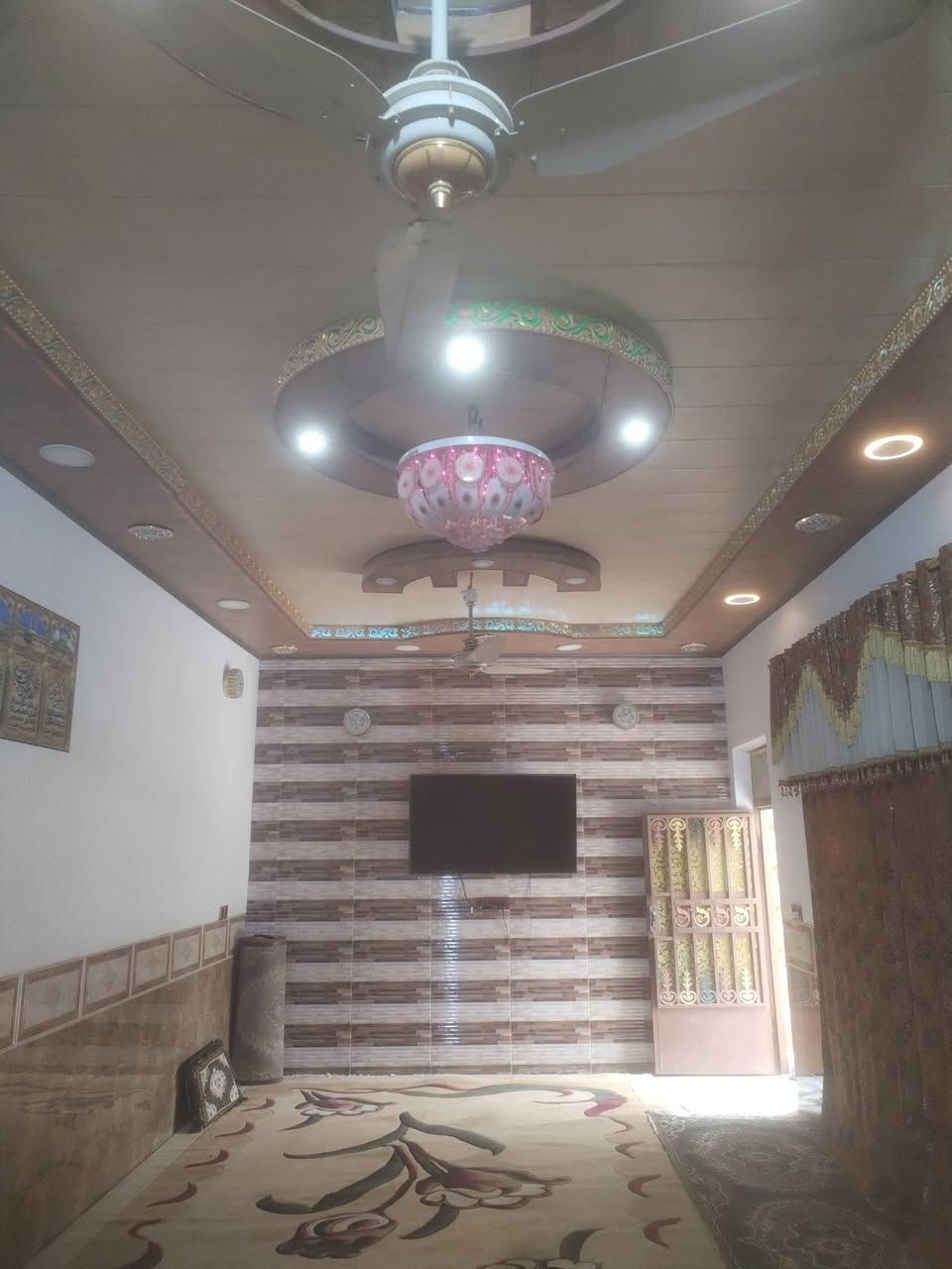 بيت عله طريق السنيه حي الامين الأول مساحة 650 م يتكون من 2 غرف وستقبال ومطبخ وصاله وحمام ومجموعه الصحيات خارجيه حديقه حلوه تمر حمال تين حمال عنب حمال للاستفسار عله ***********
