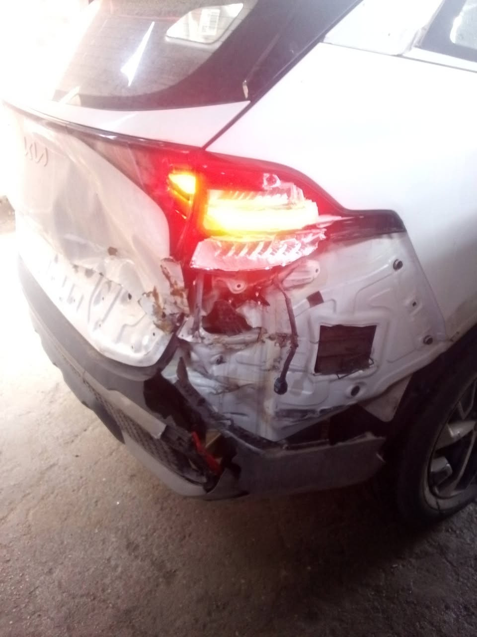 تعديل الجنطه الخلفية وتعديل البدنه الخلفية وتصليح الدعاميه الخلفية سياره كيا سبورتاج قبل وبعد الإنتهاء منها 
سمكره وفابير كلاس سيارات حديثه باادراه حيدر السمكري بغداد هاتف ***********
