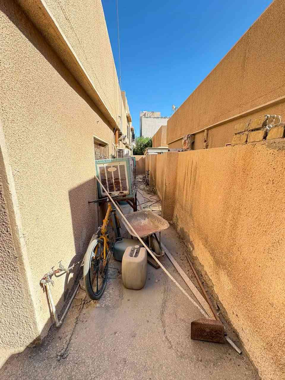 فرصة استثمارية مميزة في قلب حي الجهاد (الضباط) - بسعر قطعة أرض! 🏠 أرض
للبيع بيت قديم بسعر قطعة أرض، موقع استراتيجي ومميز جداً، مثالي للبناء الحديث أو الاستثمار.
📍 الموقع: حي الجهاد - الضباط.
📐 المساحة: 300 متر مربع.
📏 الواجهة: 15 متر (ممتازة).
🛣️ الموقع: يقع على شارعين .
مميزات العقار:
✅ طابق واحد.
✅ كراج واسع جداً (يتسع لـ 3 سيارات).
✅ حديقة خاصة.
✅ التوزيع الداخلي: استقبال، صالة واسعة، مطبخ، 2 غرفة نوم، 2 حمام، ومخزن.
✅ جيران راقين ومنطقة هادئة.
💰 السعر: مليون و 900 ألف دينار للمتر الواحد.
للاستفسار، يرجى التواصل على الرقم: [***********]
لا تفوت الفرصة، الموقع بحد ذاته مكسب!
