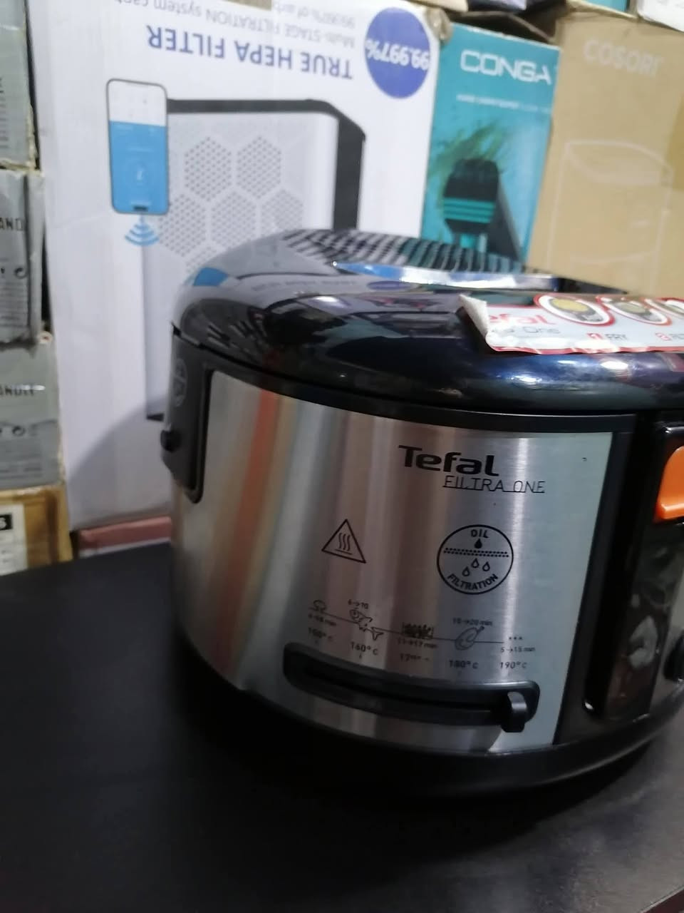 قلاية عميقة من نوع Tefal Filtra One.
تتميز بنظام تصفية زيت حاصل على براءة اختراع لتنظيف الزيت بعد كل استخدام. 
تبلغ سعتها 2.1 لتر من الزيت، وتستوعب ما يصل إلى 1.2 كجم من الطعام. 
تتميز بجدران باردة لضمان أقصى درجات الأمان أثناء الاستخدام. 
تتضمن منظم حرارة قابل للتعديل من 150 إلى 190 درجة مئوية مع مؤشرات ضوئية. 
الغطاء وسلة القلي آمنان للغسل في غسالة الأطباق. مستخدمه


**إذا كنت صاحب هذا الإعلان وتريد حذفه لأي سبب، رجاءا أرسل رسالة إلى الدعم الفني**