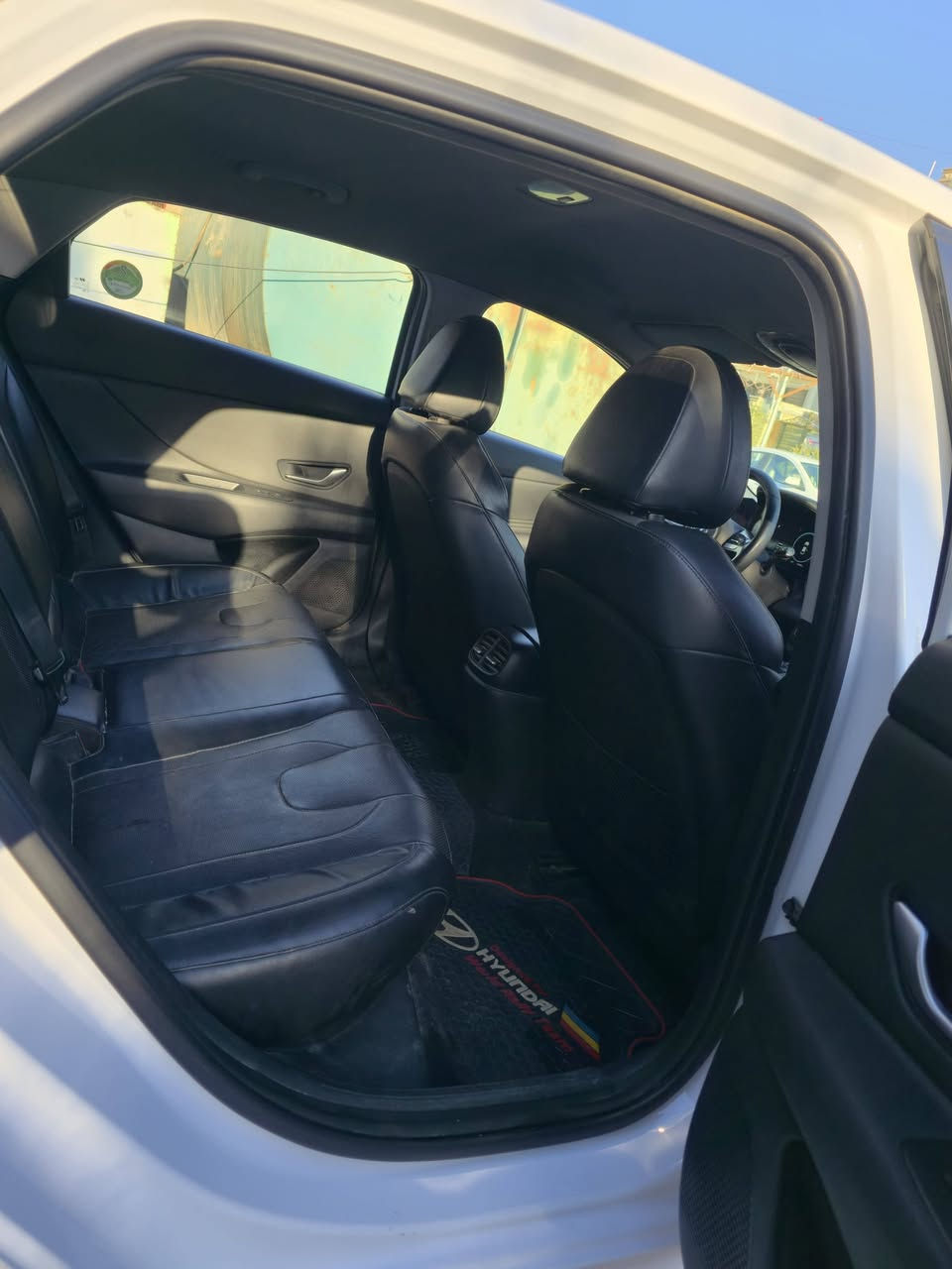 افانتي ٢٠٢١ وارد كوري بانزين
المواصفات فووول :
تدفئة تبريد بالكشنات
نظام ملاحة
كار بلي و اندرويد اوتو
نقاط عمياء 
رادارات امامي خلفي 
اوتو هولد
هاند بريك بصمه
مثبت سرعه
كشنات جلد
السيارة كلش نظيفه 
كير محرك كفاله
رقم بغداد بأسمي
حادثها جنطه وشبر من الجاملغ تعدل بارد ونصبغ ويمي نضربت جاملغ امامي وحافة باب الصدر 
المكان حي اور 
الرقم/***********
السعر ١٣٥ وبيها مجال بسيط حك الجيه
