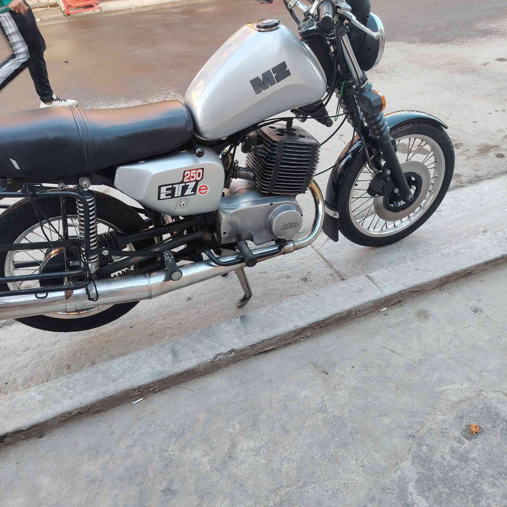 سلام عليكم مرخصت مدير الكروب المحترم قنبوره للبيع  المانيه ماكنيت ابلادي كلهه ابلاديه موديل 90 رقم وسنويه بغداد انكليزي لل 29  تحويل مباشر مكان بغداد دراجه جاهزه السعر خاص للاستفسار اتصل وتدلل ***********
