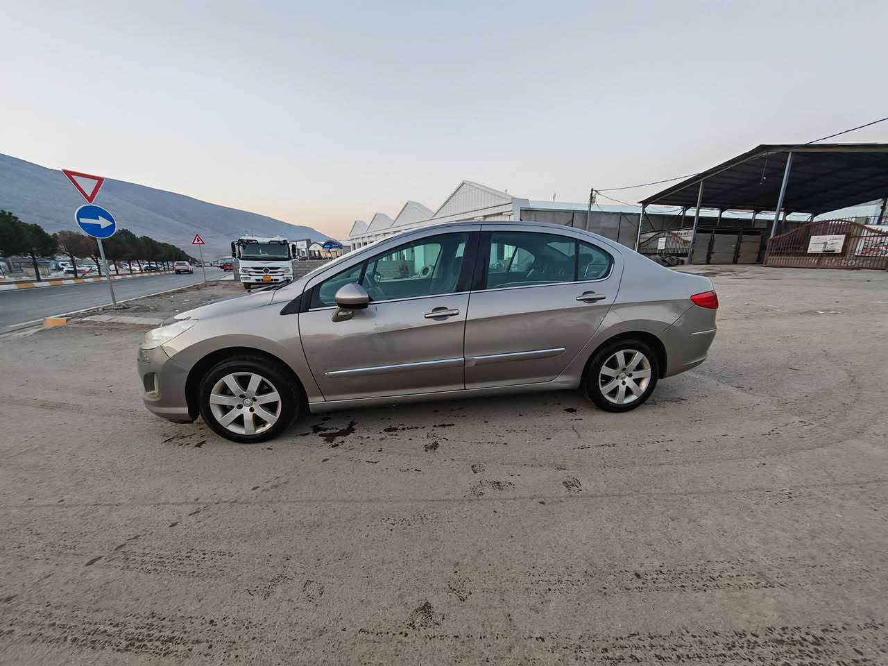 بیجۆ 408 مۆدیل 2012 گێڕتۆماتیک ڕەقەم هەولێر بەشەرتی گێڕو مەکینە و تبرید ساردو گەرم سەقف سلاید و تبرید مەرکەزی بەناوی خۆمە سەنەوی نوێیە بێ بۆیاغە یەک تۆز ساردی هەیە كامل لەسەر شەریکەیە 160 هەزار ڕۆیشتوە
نرخ 77 مەجال
شوێن سۆران
بیجو 408 مودیل 2012 الکیر اوتوماتیك رقم اربیل  بدون صبغ شرط تحويل سیارە بسمی شرط مكينة و الكير ماشية 160000 تبريد  مركزي سلايد 
مكان قضاء سوران
سعر 77 بها مجال 
***********
***********
