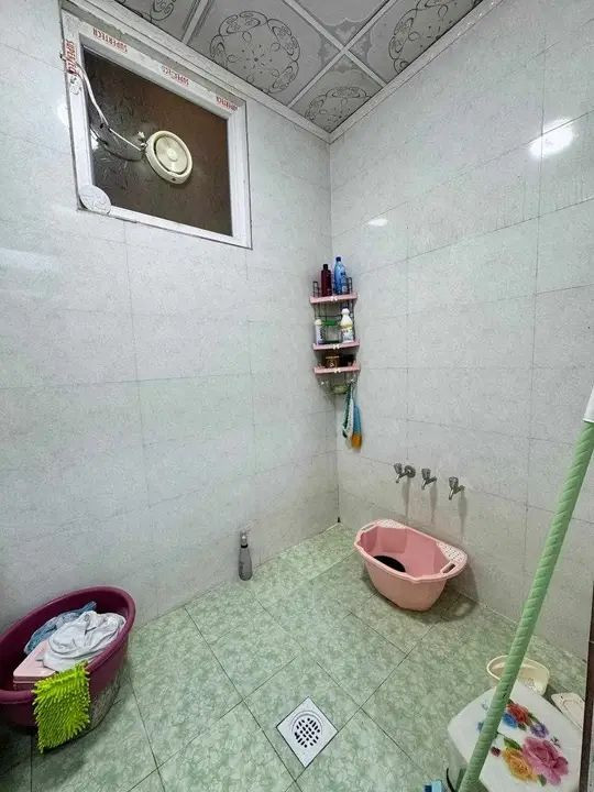 #دار_للبيع 
📍حي النور بالقرب من 🕌 مسجد السلام 
⚔️مساحة ١٠٠ متر مربع واجهة ٦ونص متر 
⬅️للسعر علق بتم ويوصلك السعر برسالة على الخاص 📩 
🪂طابقين 
☄️الطابق الأول غرفة نوم ومطبخ وهول داخلي واستقبال
 🔺️الطابق الثاني ٣ غرف ومشتملات وهول داخلي 
☑️السطح كاشي كامل 
☑️البيت مابيه نقوصات ومرتب ⚘️
☑️الشرعي شخص واحد والبيت سند ملك صرف 
☑️للاستفسار اكثر الاتصال على الأرقام 
☎️ ***********
☎️ ***********
